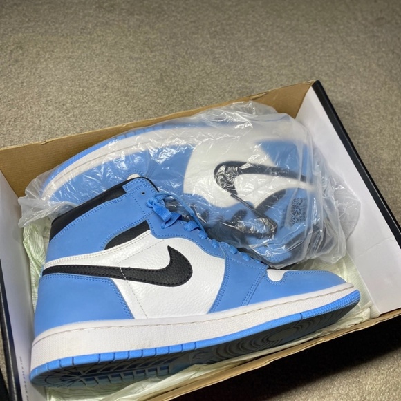 Nike Air Jordan 1 High OG 'University Blue' - Picture 2 of 6